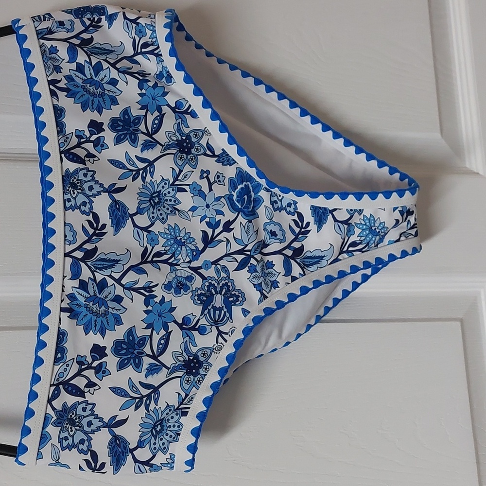 Blue and White Bikini with Triangle Pattern - Picture 4 of 8